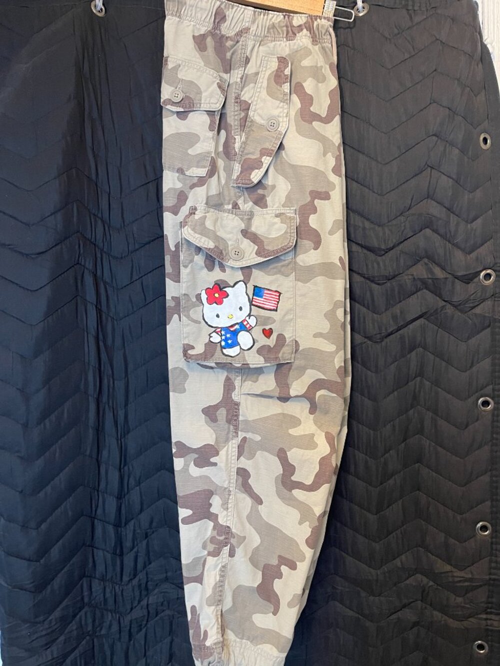 Hand-Painted Hello Kitty Camouflage Cargo Pants Levi's - Picture 4 of 7